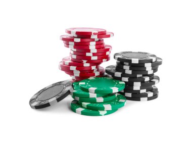 Beyaz arka planda kumarhane fişleri. Poker oyunu