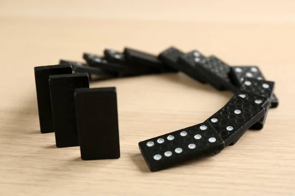 Zwarte Domino Tegels Vallen Houten Tafel — Stockfoto