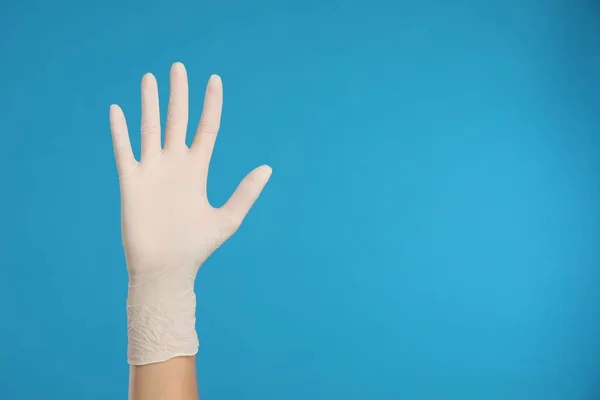 Médico Con Guantes Médicos Sobre Fondo Azul Claro Primer Plano —  Fotos de Stock