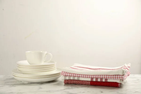 Упакованные Кухонные Полотенца Посуда Белом Мраморном Столе Место Текста — стоковое фото