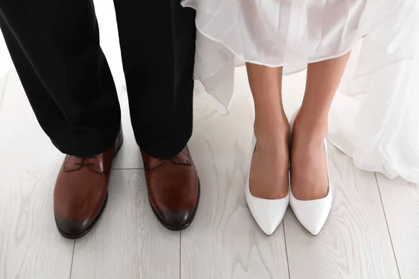 Bruid Bruidegom Dragen Elegante Klassieke Bruiloft Schoenen Binnen Close — Stockfoto