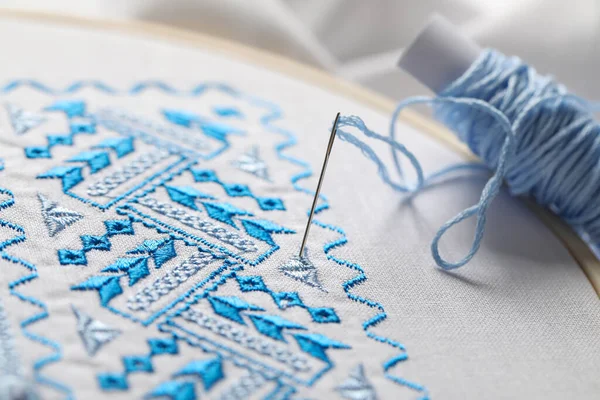 White Fabric Blue Ukrainian National Embroidery Hoop Needle Thread Closeup — Stockfoto