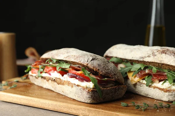 Läckra Smörgåsar Med Färska Grönsaker Och Prosciutto Bordet — Stockfoto
