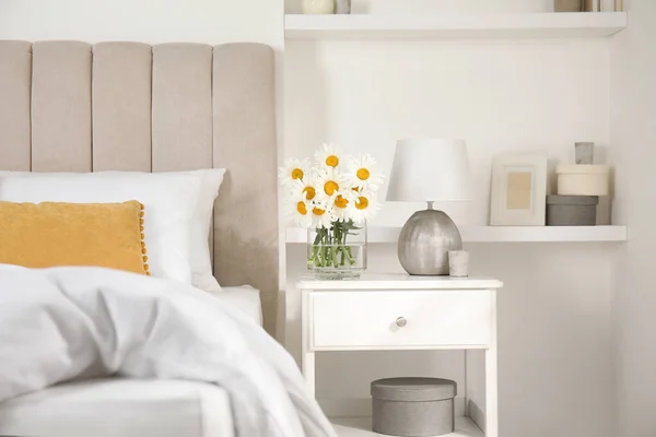 Yatak Odasında Bir Buket Güzel Papatya Çiçeği Lamba — Stok fotoğraf