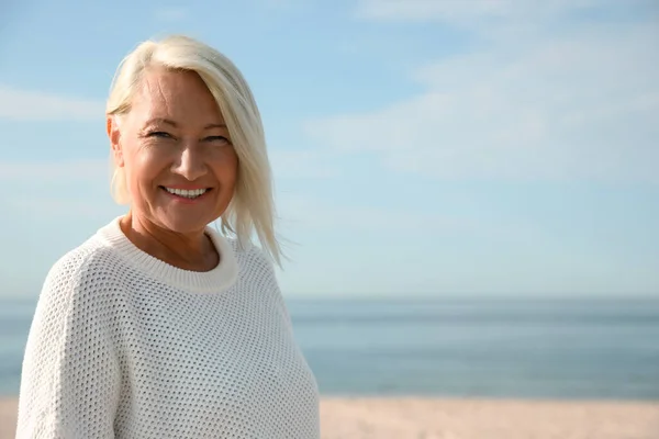 Повзрослевшая Женщина Морском Пляже Летом — стоковое фото