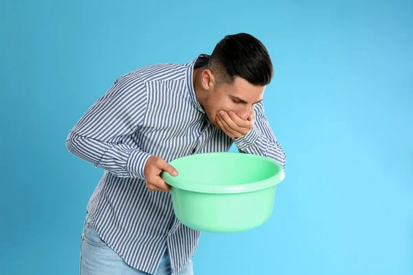 Homem Com Bacia Que Sofre Náuseas Fundo Azul Claro Envenenamento — Fotografia de Stock