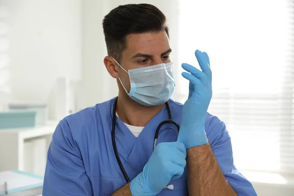 Dokter Beschermend Masker Doet Medische Handschoenen Aan Binnen — Stockfoto