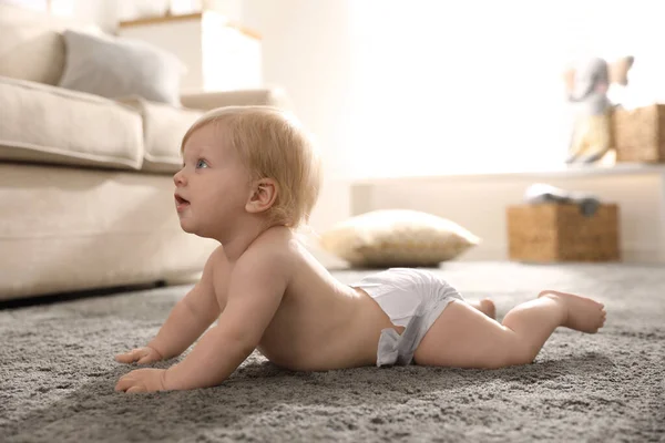 Leuke Kleine Baby Luier Tapijt Thuis — Stockfoto