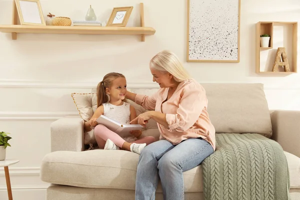 Ευτυχισμένη Γιαγιά Την Εγγονή Της Διαβάζουν Μαζί Στο Σπίτι — Φωτογραφία Αρχείου