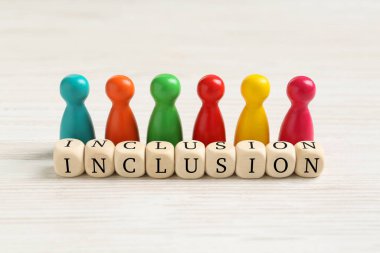 Renkli piyonlar ve beyaz arka planda kelime içerikli tahta küpler