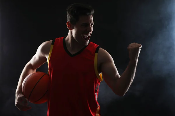 Jugador Baloncesto Con Balón Sobre Fondo Negro — Foto de Stock