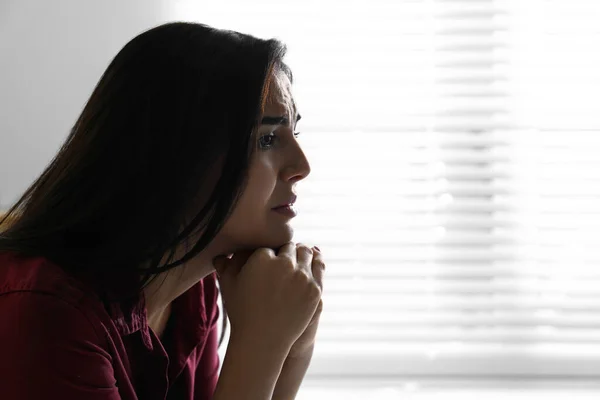 Оскорбленная Молодая Женщина Плачет Помещении Место Смс Концепция Домашнего Насилия — стоковое фото