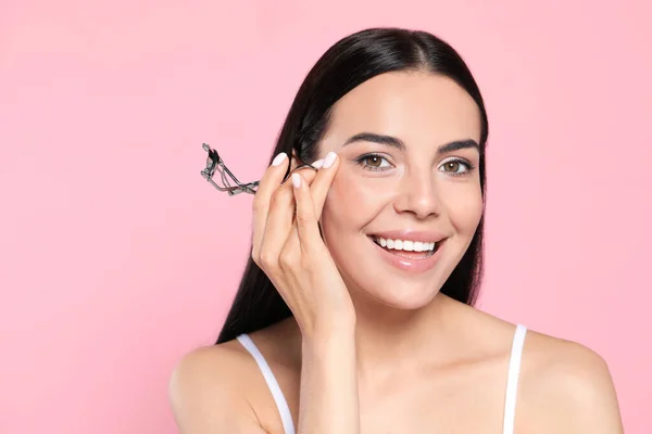 Beautiful Young Woman Eyelash Curler Light Pink Background — Zdjęcie stockowe