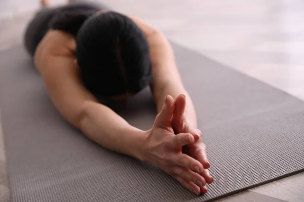 Mujer Joven Practicando Asana Infantil Extendida Estudio Yoga Primer Plano — Foto de Stock