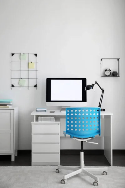 Chaise Bleue Confortable Près Bureau Dans Intérieur Bureau Élégant — Photo