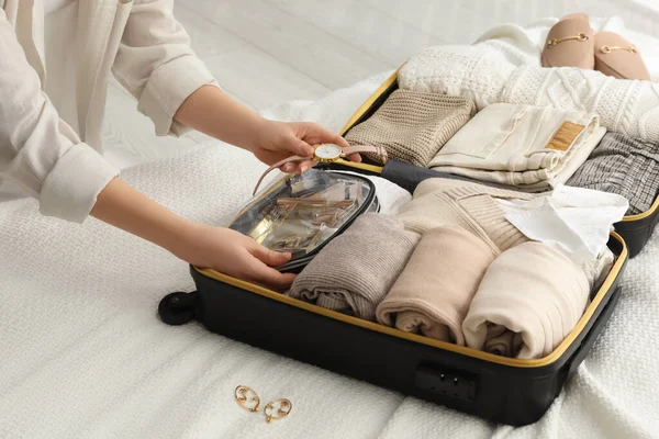 Жінка Упаковка Валізи Поїздки Ліжко Крупним Планом — стокове фото