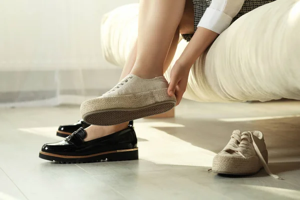 Vrouw Het Nemen Van Ongemakkelijke Schoenen Het Aantrekken Van Sneakers — Stockfoto