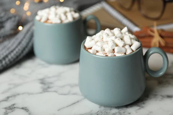 Leckeres Heißes Kakaogetränk Mit Marshmallows Tassen Auf Weißem Marmortisch — Stockfoto