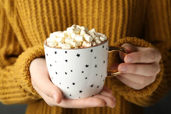 Frau Der Hand Eine Tasse Aromatischen Kakaos Mit Marshmallows Nahaufnahme — Stockfoto