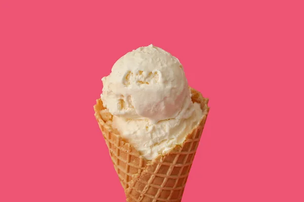 ピンクの背景にワッフルコーンのおいしいアイスクリーム クローズアップ — ストック写真