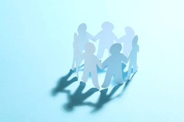 Papíroví Lidé Tvořící Kruh Světle Modrém Pozadí Koncept Jednoty — Stock fotografie