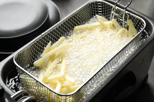 Приготування Смачної Картоплі Фрі Гарячій Олії — стокове фото