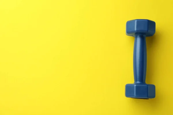 Stylish Dumbbell Yellow Background Top View Space Text — Foto Stock