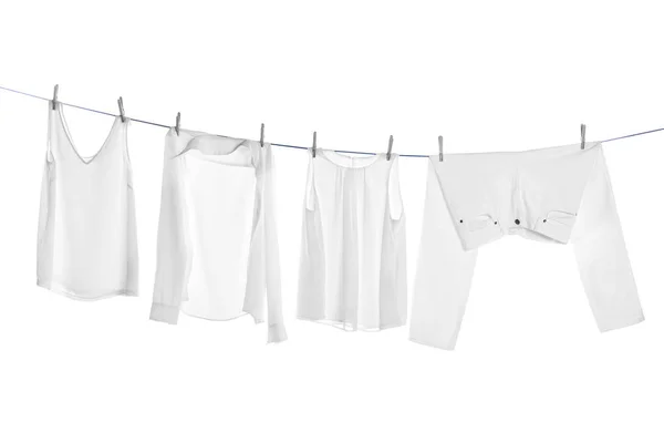 Διαφορετικά Ρούχα Ξήρανση Στη Γραμμή Πλυντηρίου Λευκό Φόντο — Φωτογραφία Αρχείου