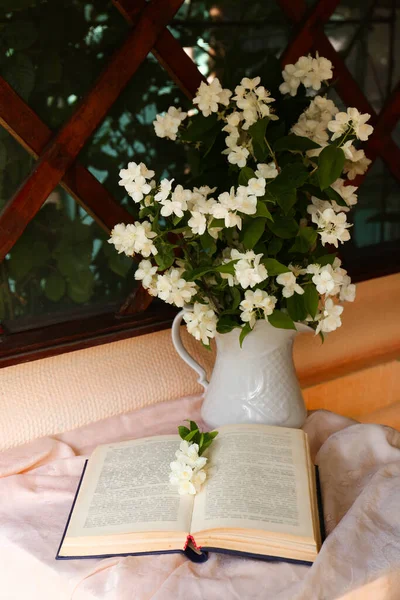 Μπουκέτο Όμορφα Λουλούδια Γιασεμί Βάζο Και Ανοιχτό Βιβλίο Για Ύφασμα — Φωτογραφία Αρχείου
