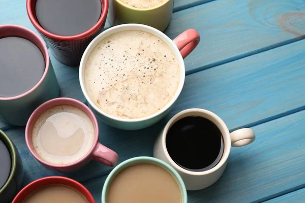 Sok Csésze Különböző Kávé Italok Világoskék Asztal Fölött Látható — Stock Fotó
