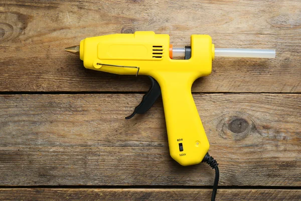 Yellow Glue Gun Stick Wooden Table Top View — Stockfoto