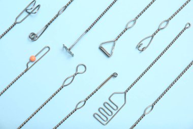 Açık mavi zemin üzerinde konuşma terapisi için logopedik sondalar seti, düz uzanma