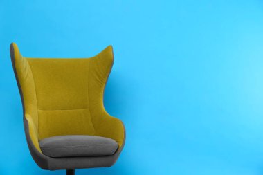 Açık mavi arkaplanda rahat ofis koltuğu, metin için boşluk