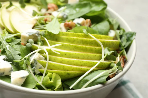 Insalata Saporita Con Fette Pera Ciotola Primo Piano — Foto Stock