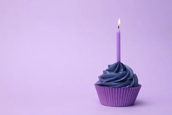 Leckerer Geburtstagskuchen Mit Dunkelblauer Sahne Und Brennender Kerze Auf Violettem — Stockfoto