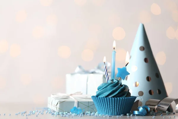 Delicioso Cupcake Cumpleaños Con Crema Velas Encendidas Mesa Blanca Espacio —  Fotos de Stock