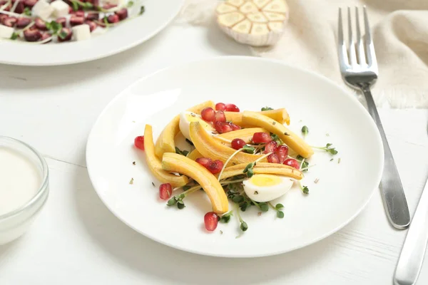 Deliciosa Ensalada Zanahoria Fresca Servida Sobre Mesa Madera Blanca Primer — Foto de Stock