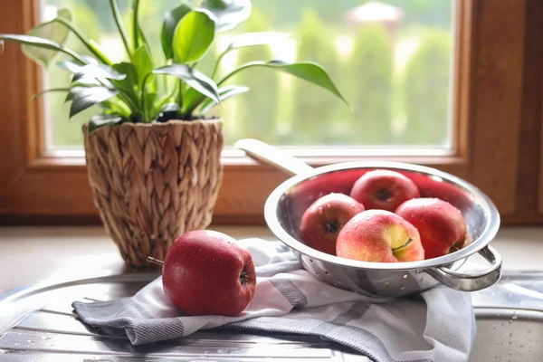 Beautiful Green Houseplant Apples Sink Kitchen — стоковое фото