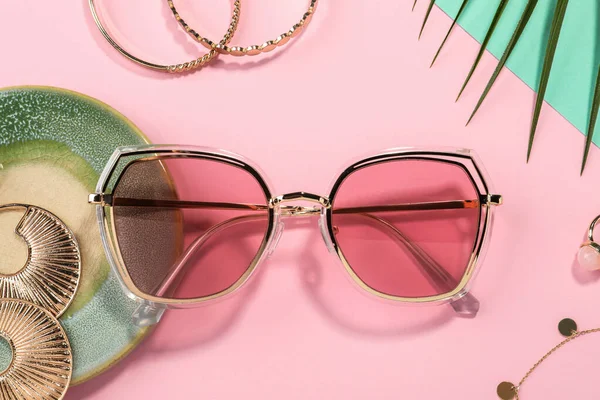 Stylish Sunglasses Jewelry Color Background Flat Lay — Photo