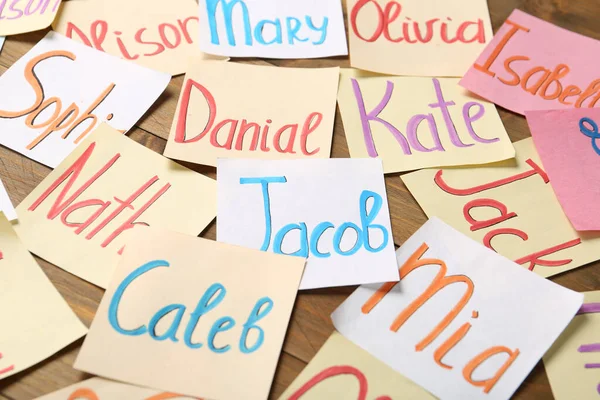 Notas Papel Com Diferentes Nomes Bebê Mesa Madeira — Fotografia de Stock