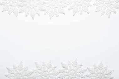 Beyaz arka planda güzel dekoratif kar taneleri, düz yatış. Metin için boşluk