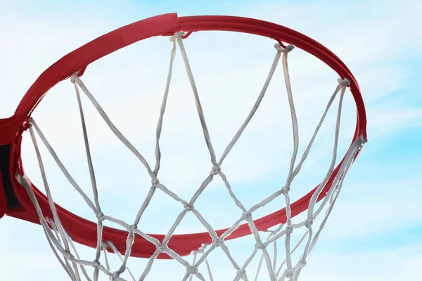 晴れた日にネット屋外でバスケットボールのフープ クローズアップ — ストック写真
