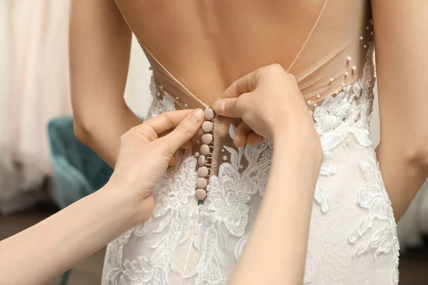 Mulher Ajudando Noiva Usar Vestido Noiva Boutique Close — Fotografia de Stock