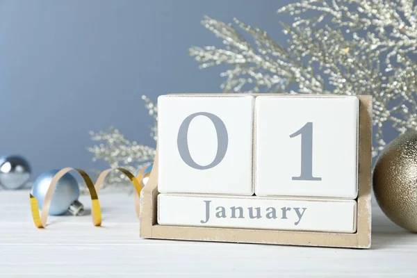 Houten Blokkenkalender Kerstdecor Witte Tafel Nieuwjaarsviering — Stockfoto