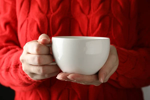 Mujer Sosteniendo Taza Bebida Caliente Invierno Primer Plano — Foto de Stock