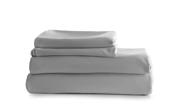 Stapel Saubere Seidige Bettwäsche Isoliert Auf Weiß — Stockfoto