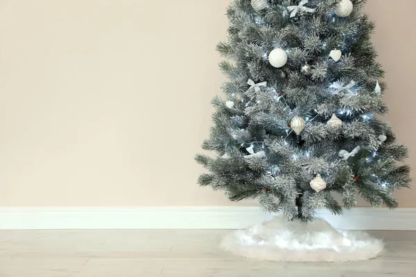 Geschmückter Weihnachtsbaum Mit Weißem Kunstpelzrock Nahe Beiger Wand Raum Für — Stockfoto