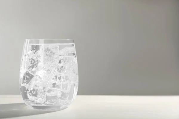 Vaso Agua Soda Con Hielo Sobre Una Mesa Madera Blanca —  Fotos de Stock