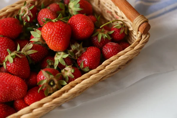 Wicker Basket Ripe Strawberries Napkin White Table View — Fotografia de Stock