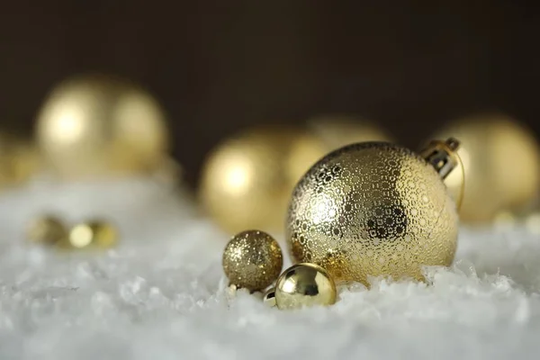 Schöne Weihnachtskugeln Auf Schnee Vor Verschwommenem Hintergrund Raum Für Text — Stockfoto